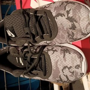 Nike men's shoes tanjun print